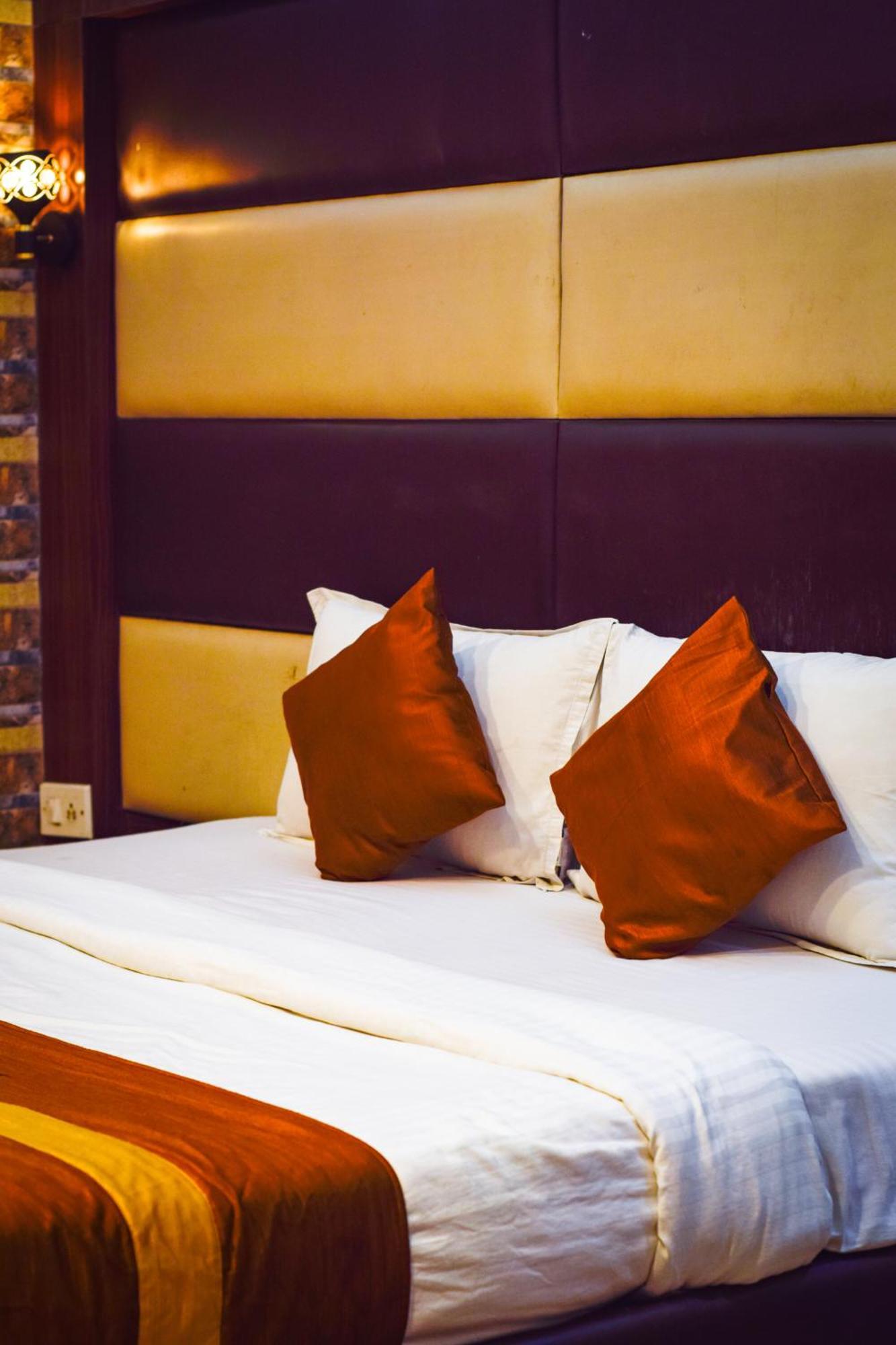 Hotel Diamond Suites Kolkata Bagian luar foto