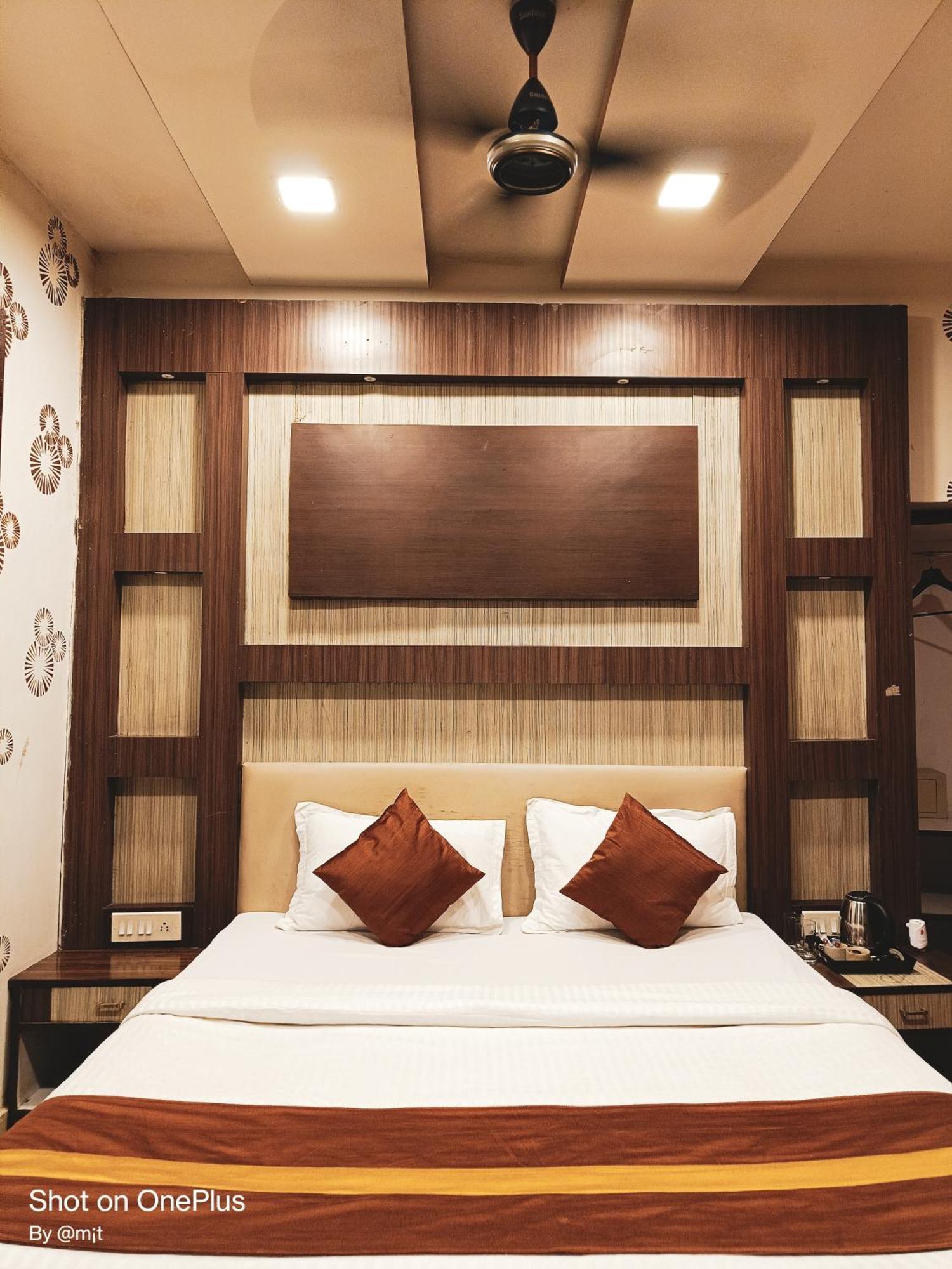 Hotel Diamond Suites Kolkata Bagian luar foto