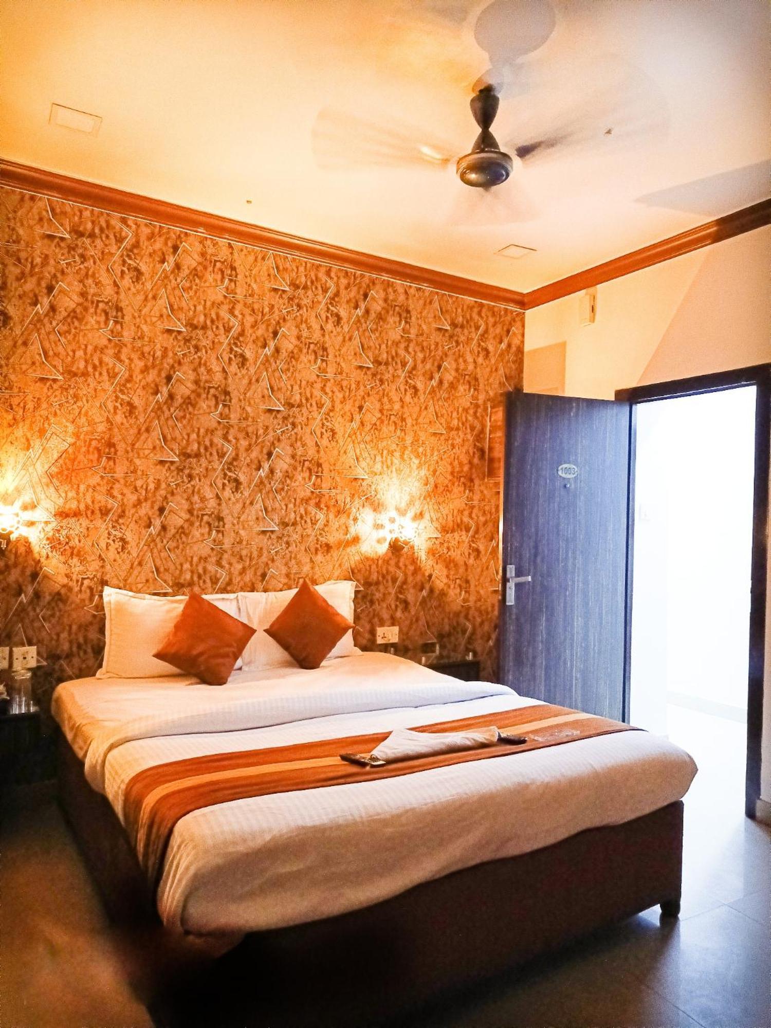 Hotel Diamond Suites Kolkata Bagian luar foto